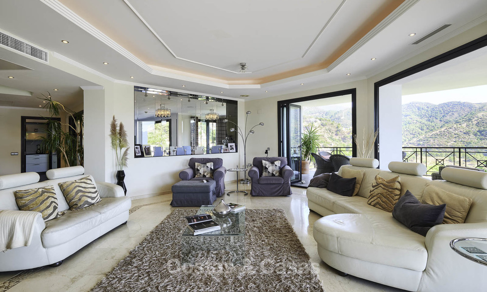 Charmante rustiek-moderne luxe villa met fantastische vergezichten te koop, in een prachtig landgoed te Benahavis - Marbella 16098