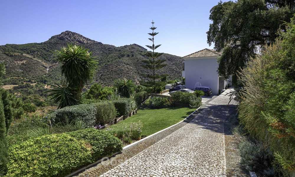 Charmante rustiek-moderne luxe villa met fantastische vergezichten te koop, in een prachtig landgoed te Benahavis - Marbella 16137
