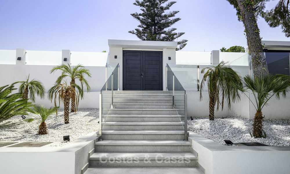 Indrukwekkende en luxueuze eigentijdse designer villa te koop, instapklaar, Nueva Andalucia, Marbella. Verlaagd in prijs. 16151