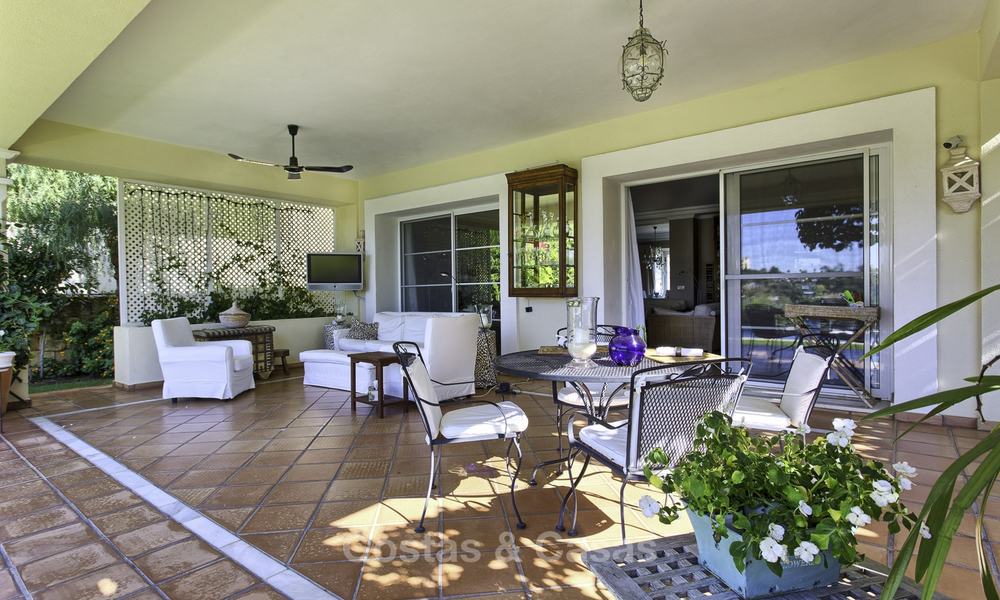 Gezellige modern-Andalusische villa direct aan de prachtige golfbaan te koop, Benahavis - Marbella 16303