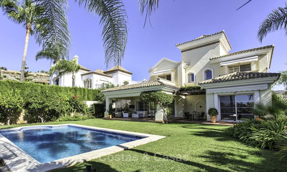 Gezellige modern-Andalusische villa direct aan de prachtige golfbaan te koop, Benahavis - Marbella 16305