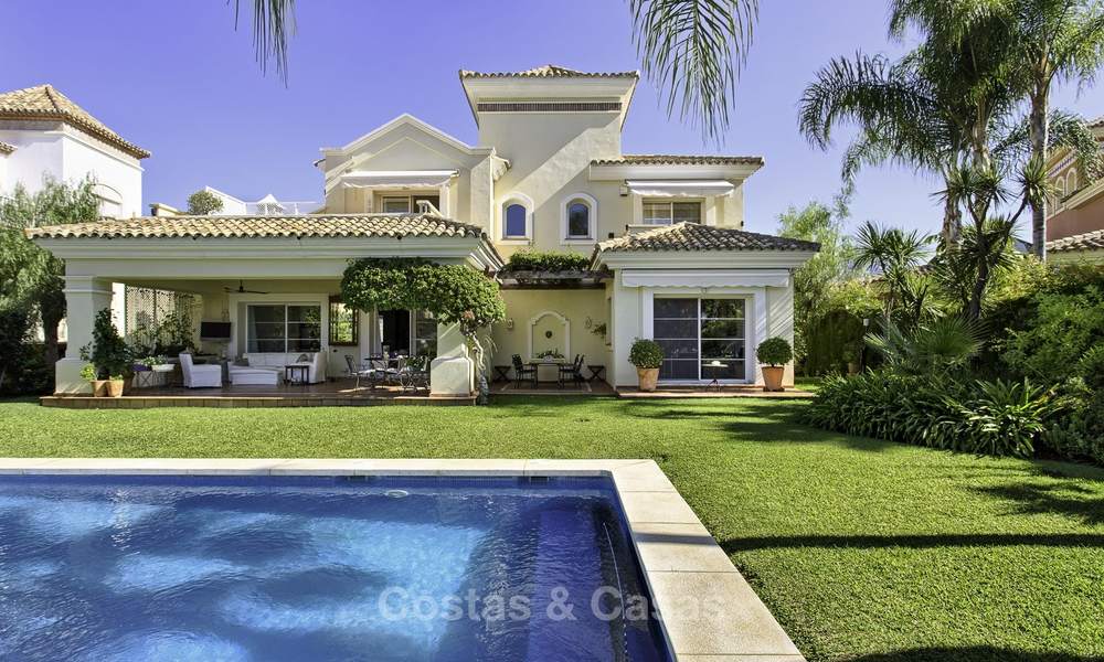 Gezellige modern-Andalusische villa direct aan de prachtige golfbaan te koop, Benahavis - Marbella 16306