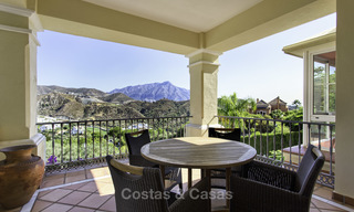 Gezellige modern-Andalusische villa direct aan de prachtige golfbaan te koop, Benahavis - Marbella 16311 