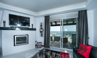 Hip, volledig gemeubileerd en gemoderniseerd penthouse appartement te koop, eerstelijn jachthaven van Puerto Banus, Marbella 28238 