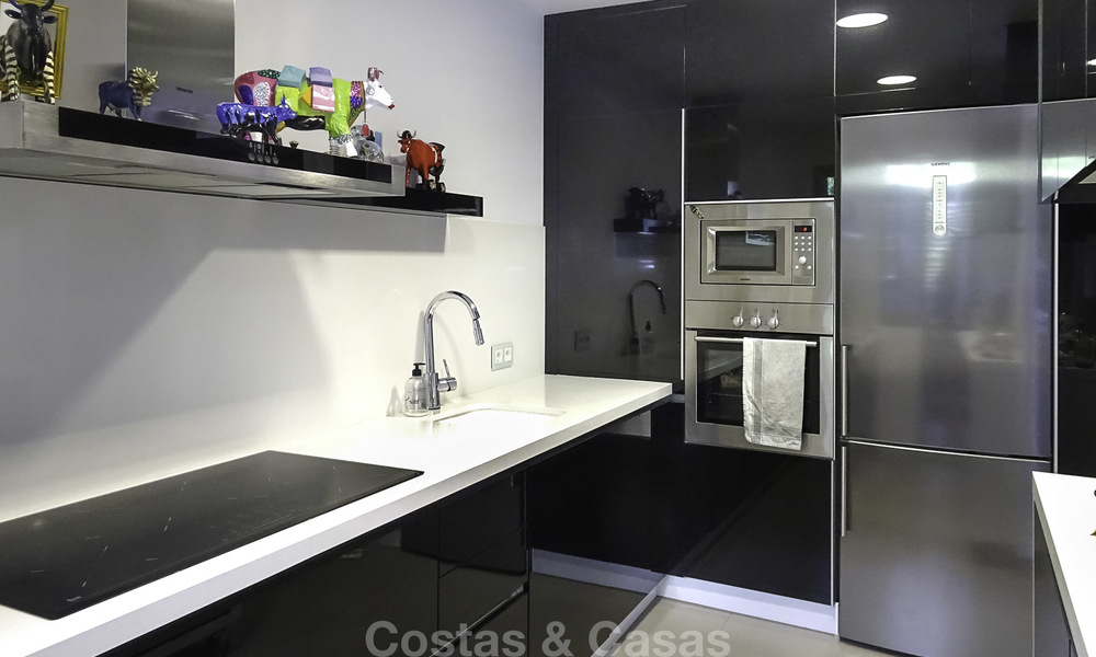 Aantrekkelijk modern appartement met zeezicht te koop, in een hoogwaardig residentieel complex, Benahavis - Marbella 16470
