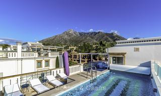 Prachtige luxe halfvrijstaande villa met privézwembad en adembenemend uitzicht op zee en de bergen te koop, in Sierra Blanca op de Golden Mile, Marbella 16501 