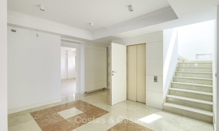 Zeldzaam ruim 5-slaapkamer penthouse appartement met zee en bergzicht te koop op de Golden Mile in Marbella 16549 