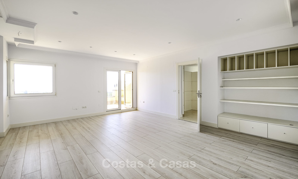 Zeldzaam ruim 5-slaapkamer penthouse appartement met zee en bergzicht te koop op de Golden Mile in Marbella 16551