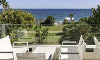 Kant-en-klaar eigentijds nieuwbouwappartement met zeezicht te koop, op een steenworp van het strand, tussen Marbella en Estepona 16904 