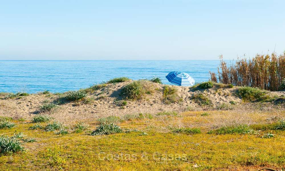 Kant-en-klaar eigentijds nieuwbouwappartement met zeezicht te koop, op een steenworp van het strand, tussen Marbella en Estepona 16927