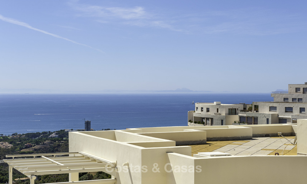 Modern instapklaar 3-slaapkamer appartement met spectaculair zee- en bergzicht te koop in Marbella 16834