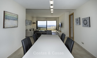 Modern instapklaar 3-slaapkamer appartement met spectaculair zee- en bergzicht te koop in Marbella 16840 