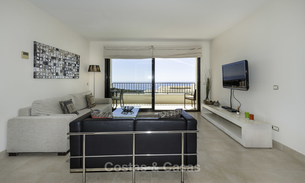 Modern instapklaar 3-slaapkamer appartement met spectaculair zee- en bergzicht te koop in Marbella 16841