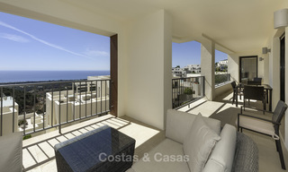 Modern instapklaar 3-slaapkamer appartement met spectaculair zee- en bergzicht te koop in Marbella 16849 