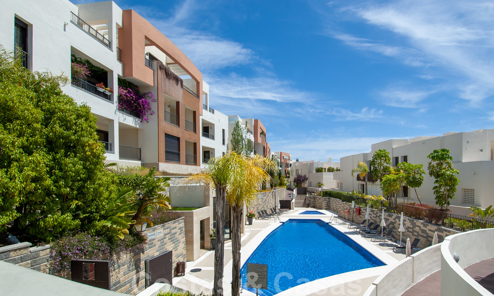 Modern instapklaar 3-slaapkamer appartement met spectaculair zee- en bergzicht te koop in Marbella 27418