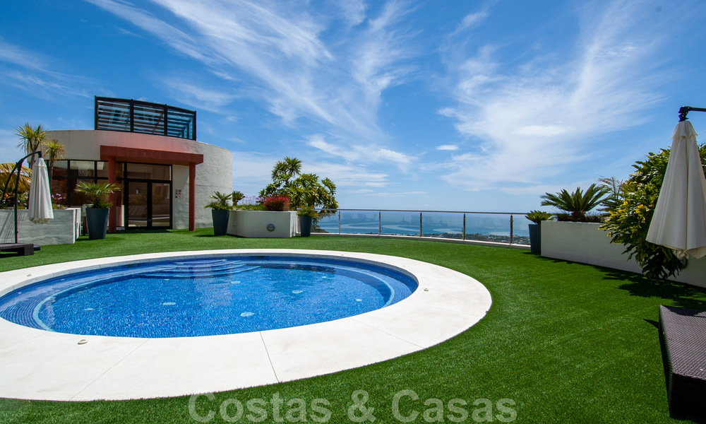 Modern instapklaar 3-slaapkamer appartement met spectaculair zee- en bergzicht te koop in Marbella 27419