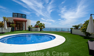 Modern instapklaar 3-slaapkamer luxe appartement met zee- en bergzicht te koop in Marbella 27411 
