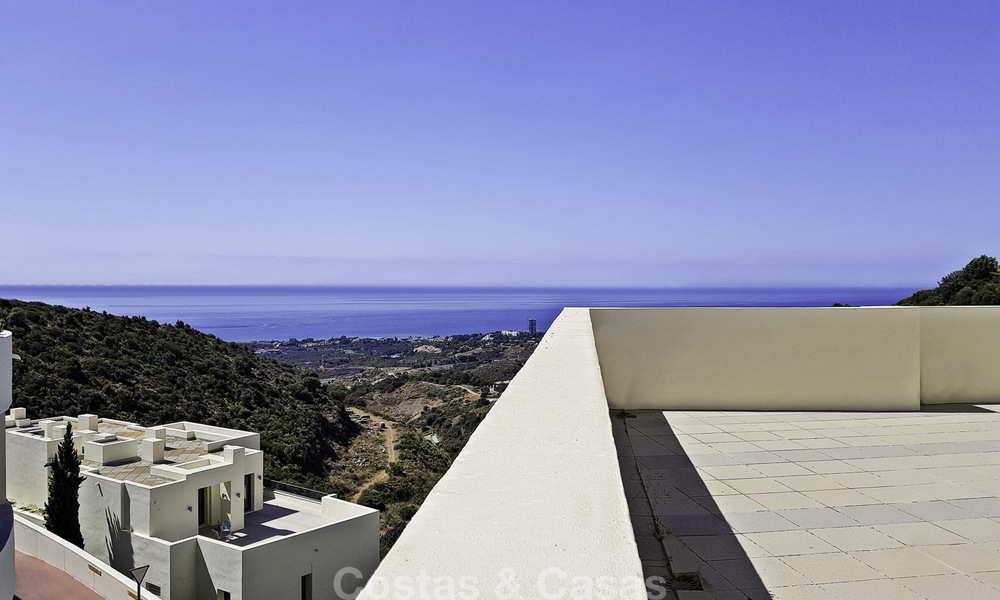 Modern penthouse te koop in Marbella met zicht op de Middellandse Zee en een enorm terras op 1 niveau 17008