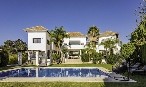 Modern-mediterrane luxe villa te koop, met zeezicht en dicht bij het strand op de Golden Mile, Marbella 17038