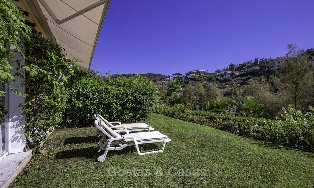 Mooi tuinappartement te koop met uitzicht op golfbaan en bergen, in Benahavis - Marbella 17077