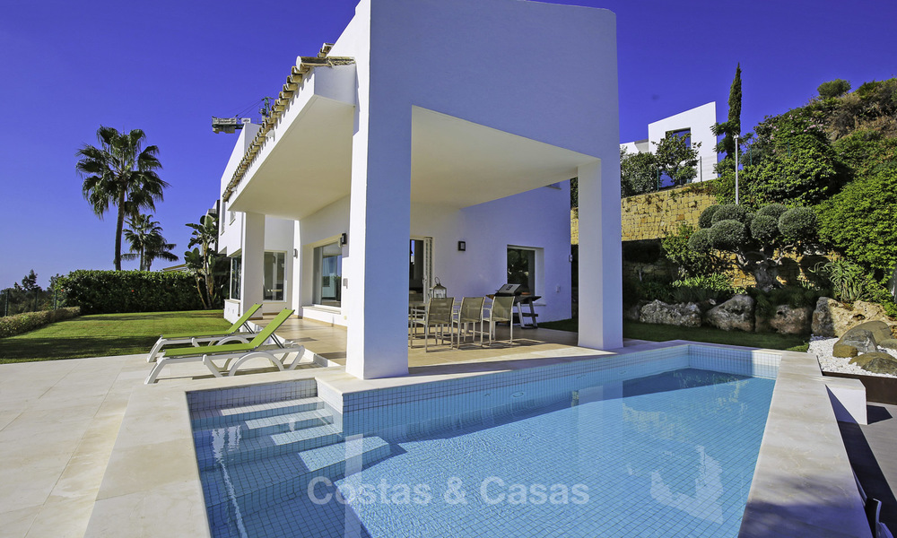 Eigentijdse villa met panoramisch zeezicht te koop, instapklaar, eerste lijn golf, Benahavis - Marbella 17290