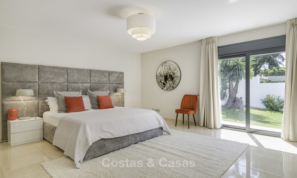 Aantrekkelijke, volledig gerenoveerde luxe villa te koop, dicht bij golfbaan, voorzieningen en strand in Oost-Marbella 17311