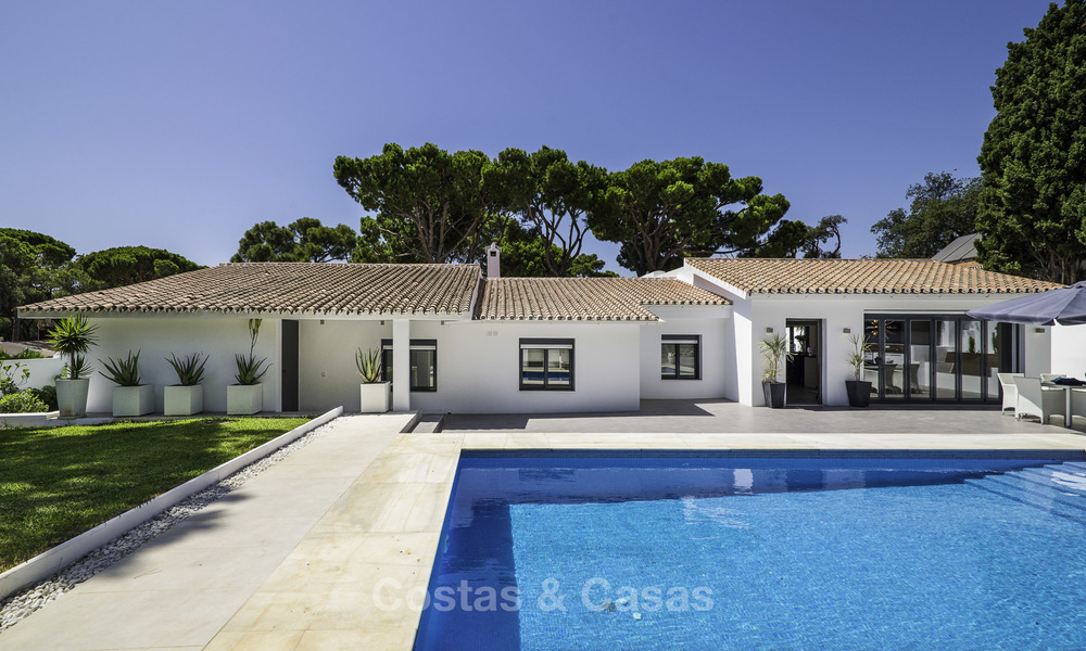 Aantrekkelijke, volledig gerenoveerde luxe villa te koop, dicht bij golfbaan, voorzieningen en strand in Oost-Marbella 17330