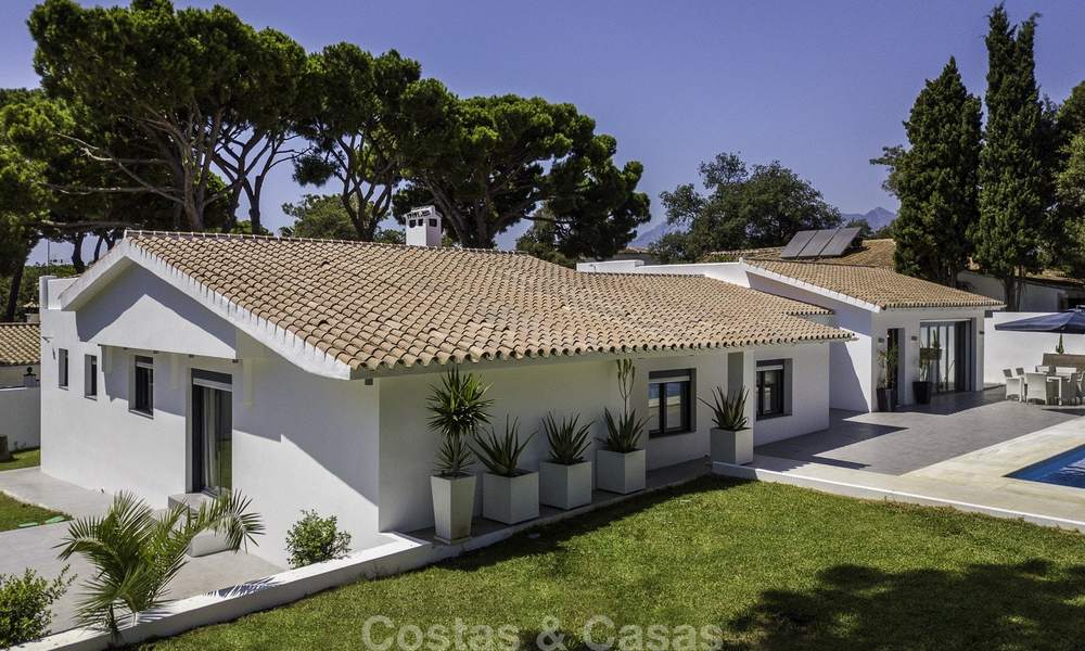 Aantrekkelijke, volledig gerenoveerde luxe villa te koop, dicht bij golfbaan, voorzieningen en strand in Oost-Marbella 17339
