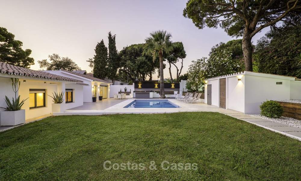 Aantrekkelijke, volledig gerenoveerde luxe villa te koop, dicht bij golfbaan, voorzieningen en strand in Oost-Marbella 17342