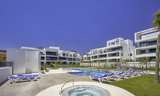 Gloednieuwe moderne appartementen met zeezicht te koop, op de New Golden Mile, tussen Marbella en Estepona 17365 