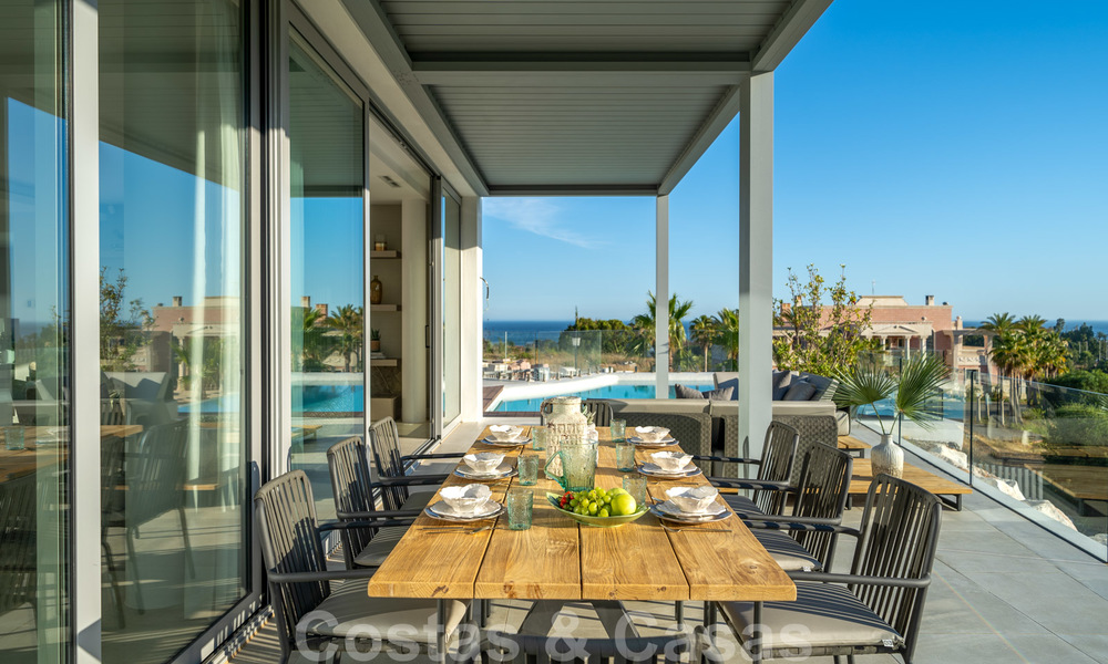 Gloednieuwe moderne luxe villa te koop, direct aan de golfbaan in een klasse golf resort in Oost-Marbella 26770