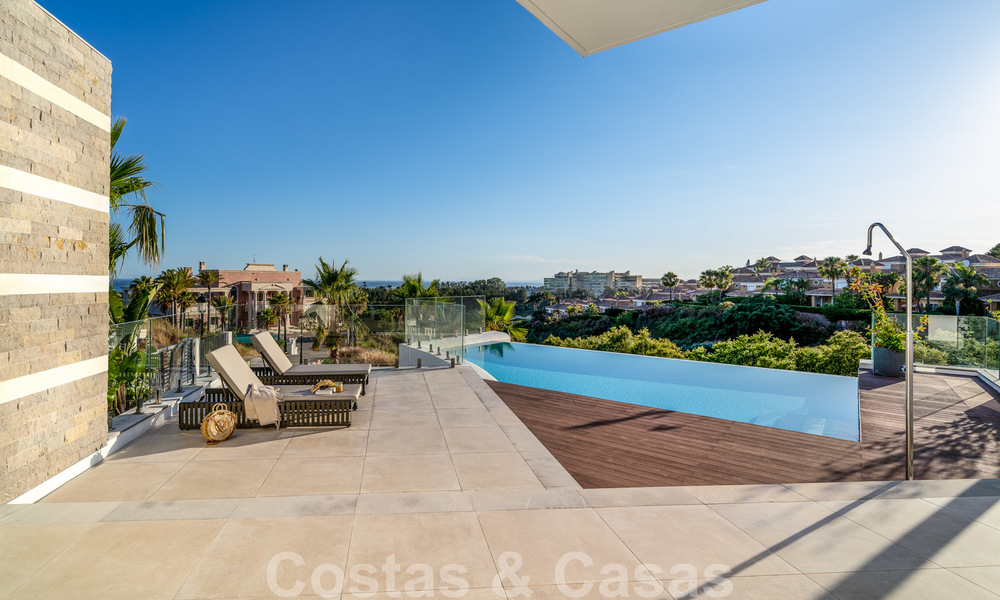 Gloednieuwe moderne luxe villa te koop, direct aan de golfbaan in een klasse golf resort in Oost-Marbella 26771