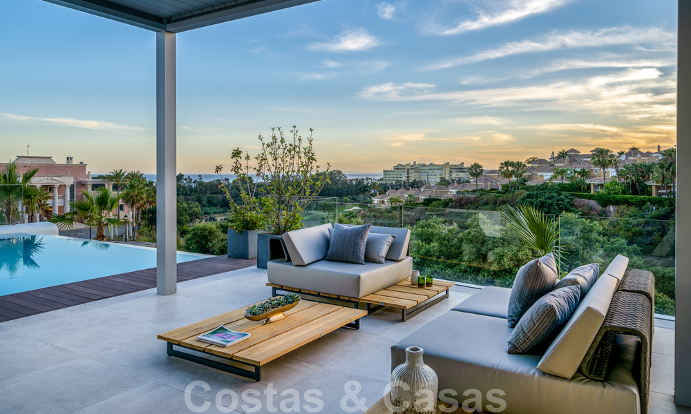 Gloednieuwe moderne luxe villa te koop, direct aan de golfbaan in een klasse golf resort in Oost-Marbella 26774