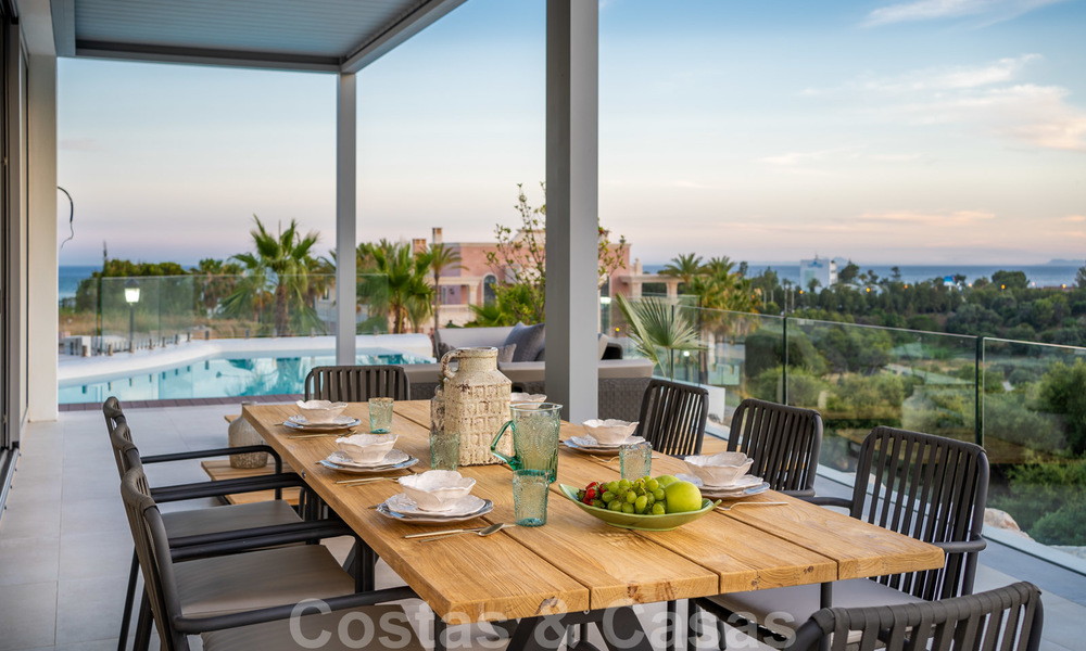 Gloednieuwe moderne luxe villa te koop, direct aan de golfbaan in een klasse golf resort in Oost-Marbella 26776