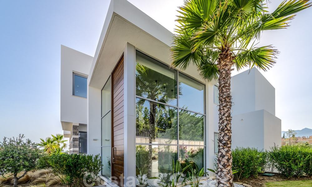Gloednieuwe moderne luxe villa te koop, direct aan de golfbaan in een klasse golf resort in Oost-Marbella 26788