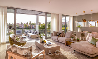 Gloednieuwe moderne luxe villa te koop, direct aan de golfbaan in een klasse golf resort in Oost-Marbella 26791 