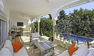 Knusse traditionele villa te koop, omringd door golfbanen in Nueva Andalucia, Marbella 17499 