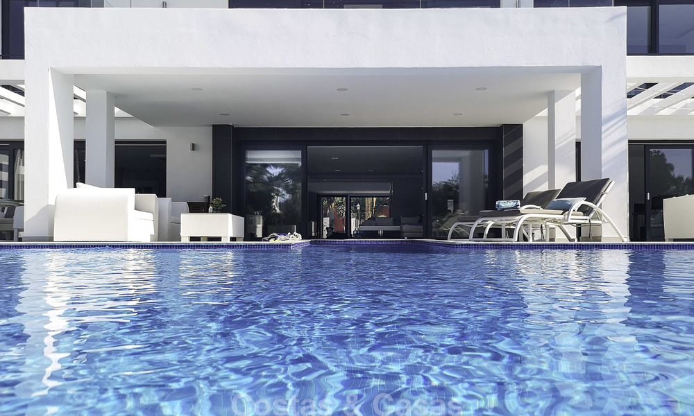 Fonkelnieuwe super-moderne luxe villa te koop, in een chique strandwijk op de grens van Marbella - Estepona 17638