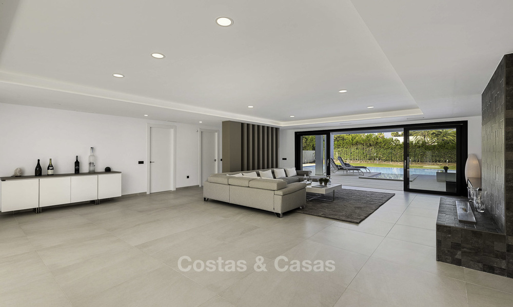 Fonkelnieuwe super-moderne luxe villa te koop, in een chique strandwijk op de grens van Marbella - Estepona 17655