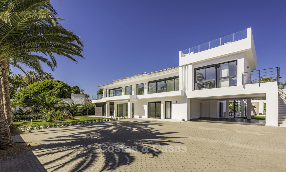 Fonkelnieuwe super-moderne luxe villa te koop, in een chique strandwijk op de grens van Marbella - Estepona 17660