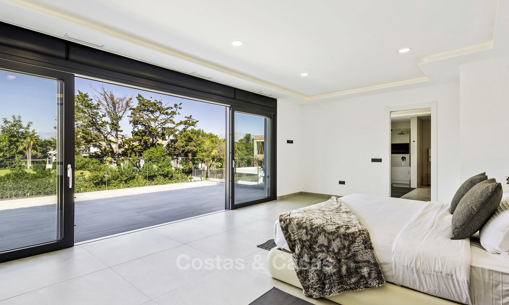 Fonkelnieuwe super-moderne luxe villa te koop, in een chique strandwijk op de grens van Marbella - Estepona 17668