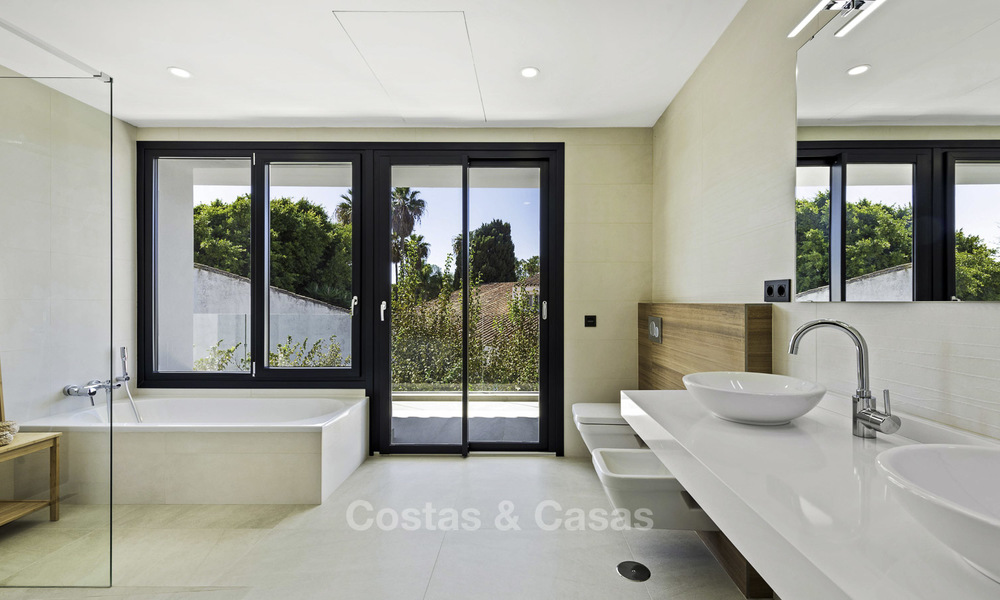 Fonkelnieuwe super-moderne luxe villa te koop, in een chique strandwijk op de grens van Marbella - Estepona 17670