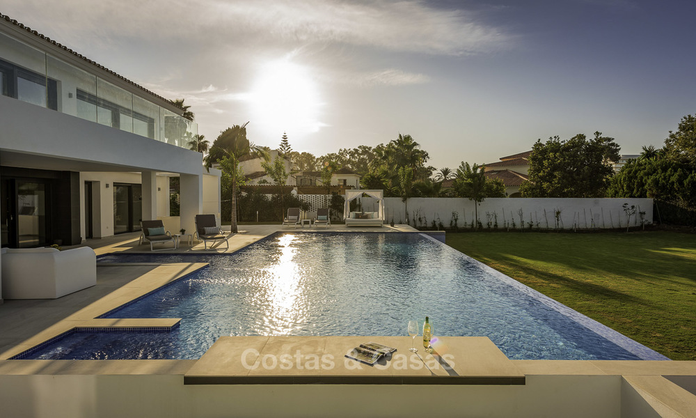 Fonkelnieuwe super-moderne luxe villa te koop, in een chique strandwijk op de grens van Marbella - Estepona 17680