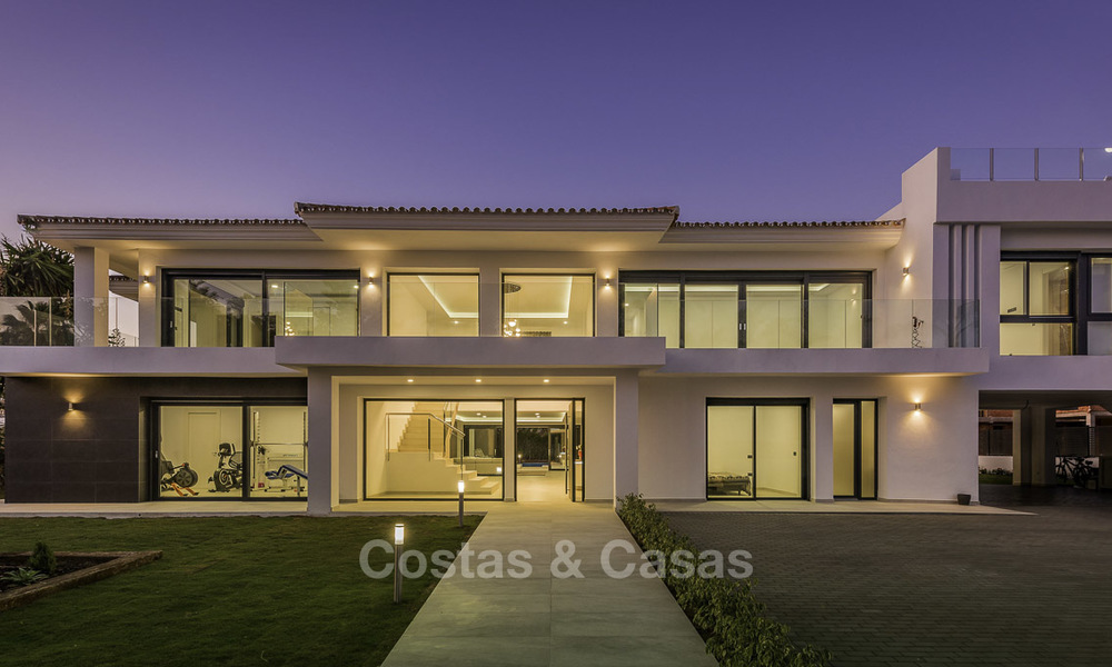 Fonkelnieuwe super-moderne luxe villa te koop, in een chique strandwijk op de grens van Marbella - Estepona 17681