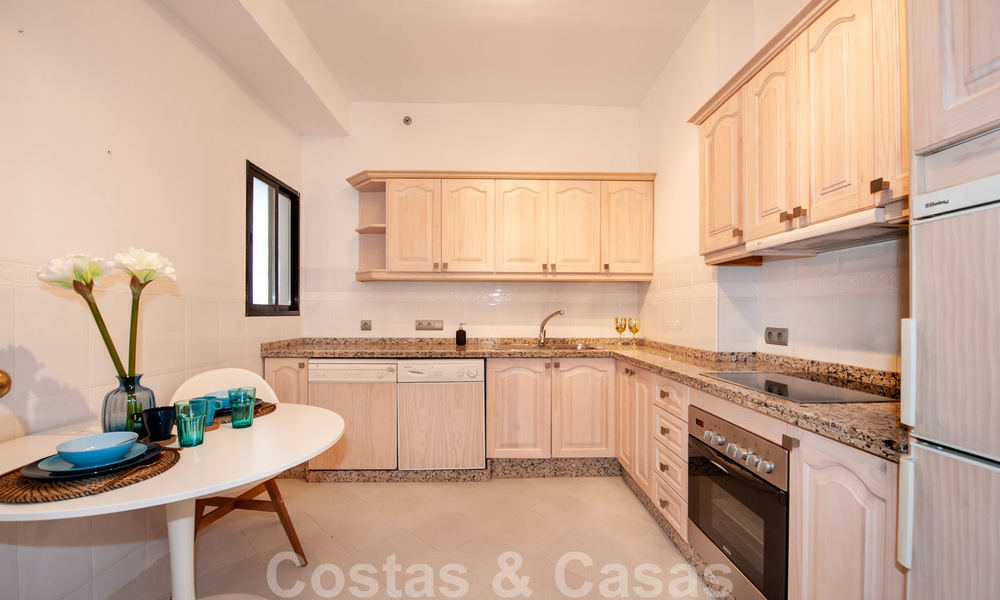 Instapklaar appartement te koop op een steenworp van alle voorzieningen en Puerto Banus in Nueva Andalucia, Marbella 21090