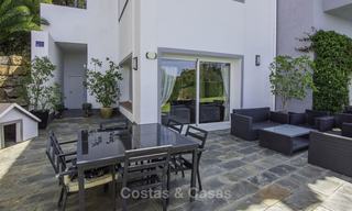 Moderne vrijstaande luxe-villa op een grote kavel binnen een rustig domein te koop, Oost Marbella 18126 