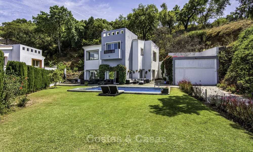 Moderne vrijstaande luxe-villa op een grote kavel binnen een rustig domein te koop, Oost Marbella 18127