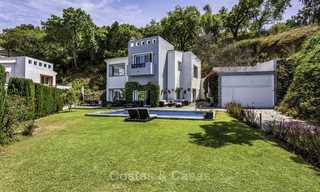 Moderne vrijstaande luxe-villa op een grote kavel binnen een rustig domein te koop, Oost Marbella 18127 