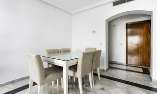 Helder en ruim appartement te koop, op loopafstand van Puerto Banus, voorzieningen en strand in Nueva Andalucia, Marbella 17980 