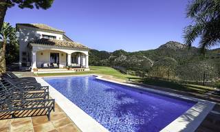 Charmante villa in Andalusische stijl in een spectaculair natuurlijk kader te koop in Benahavis - Marbella 18039 